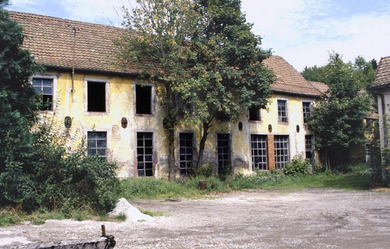 Atelier de réparation depuis la cour.
