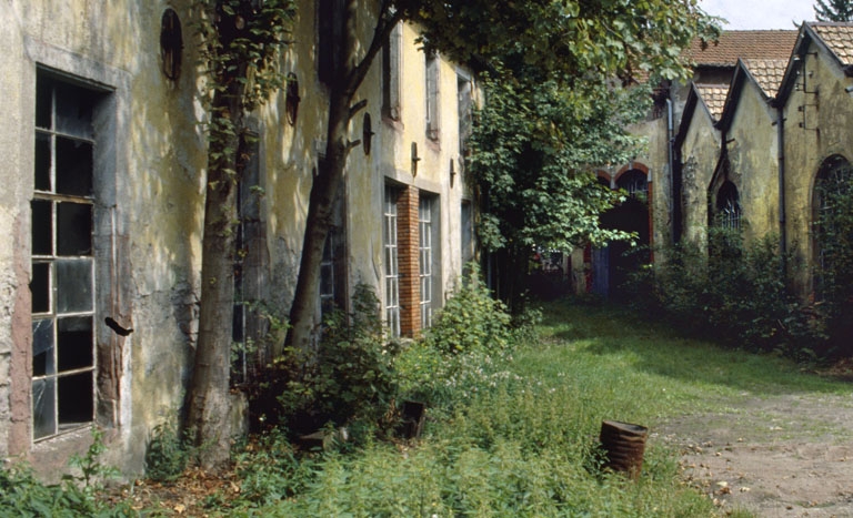 La salle des machines et la chaufferie depuis la cour.