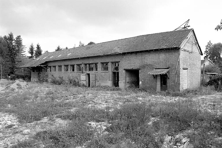 Atelier de fabrication depuis l'ouest.