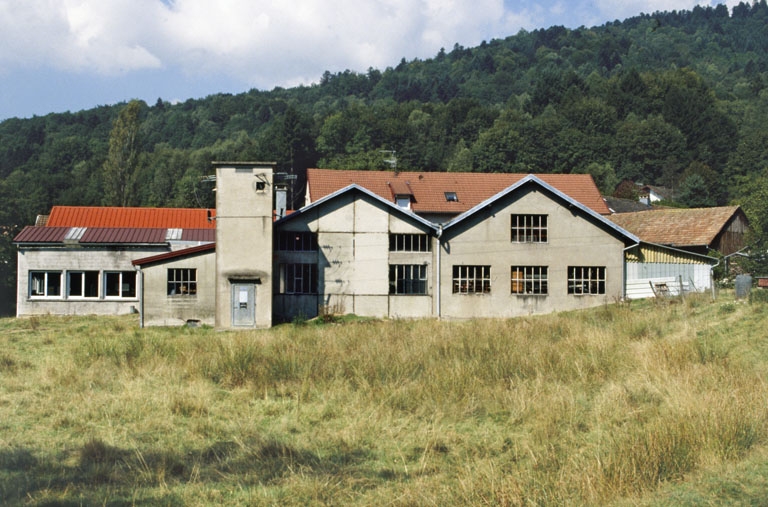 Ateliers de fabrication depuis l'est.