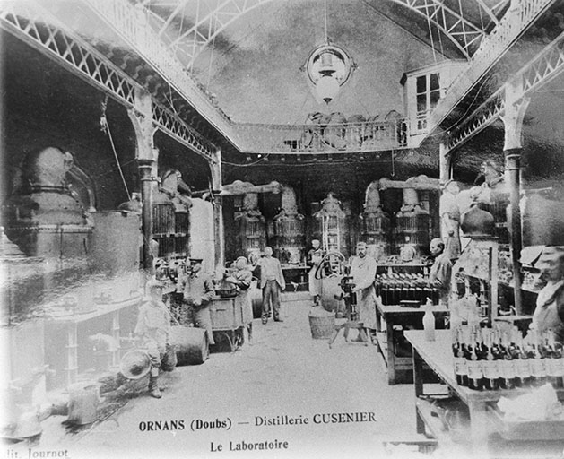 Ornans (Doubs). Distillerie Cusenier. Le laboratoire, carte postale, lith. Journot, s.d. [fin 19e début 20e siècle].