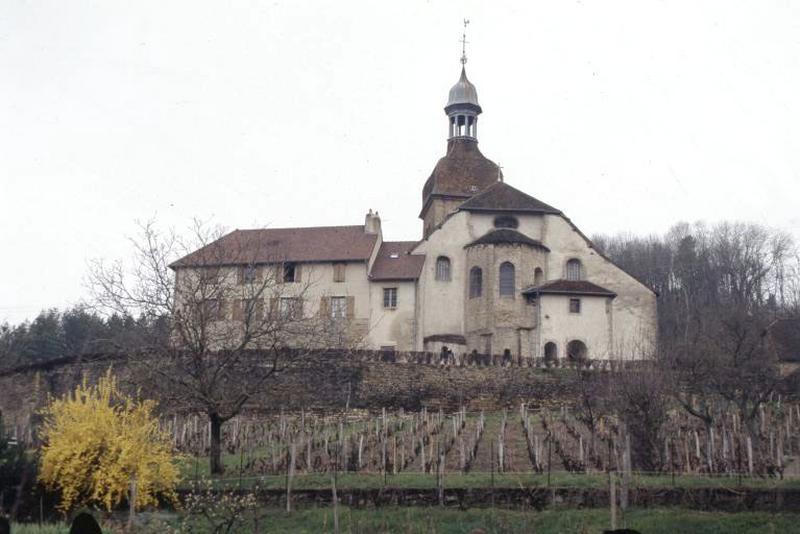 Vue générale du chevet et de la façade est du prieuré.