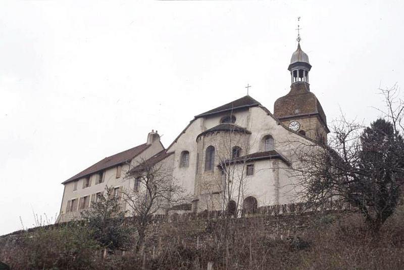 Vue générale du chevet et de la façade est du prieuré, de trois quarts depuis le nord.