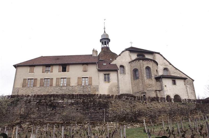 Vue générale du chevet et de la façade est du prieuré.