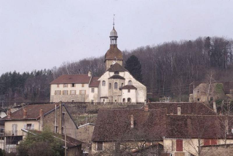 Vue générale du chevet et de la façade est du prieuré, vue éloignée.