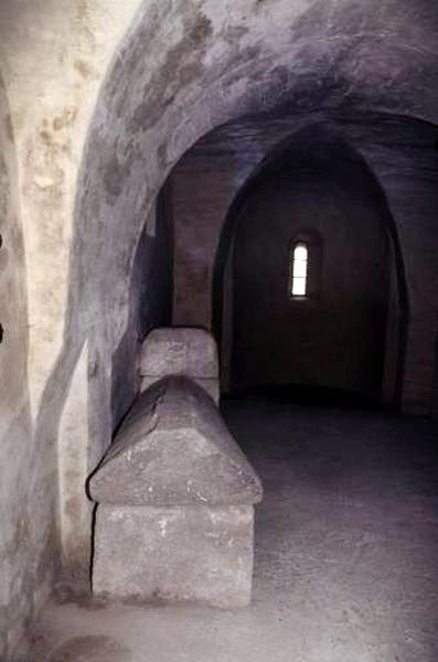 Vue de la tête du sarcophage. - © Région Franche-Comté, Inventaire du patrimoine, ADAGP