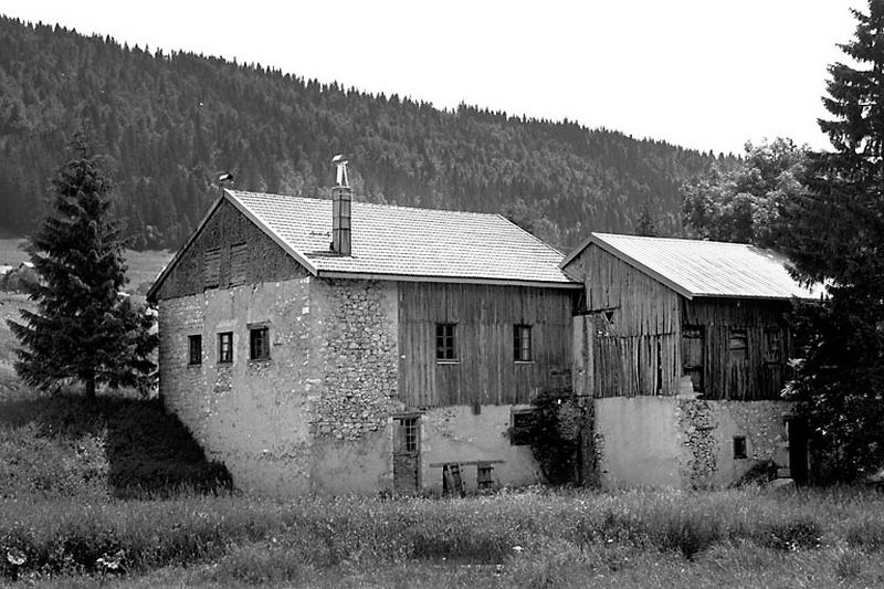 Façade le long de l'Orbe et face droite.