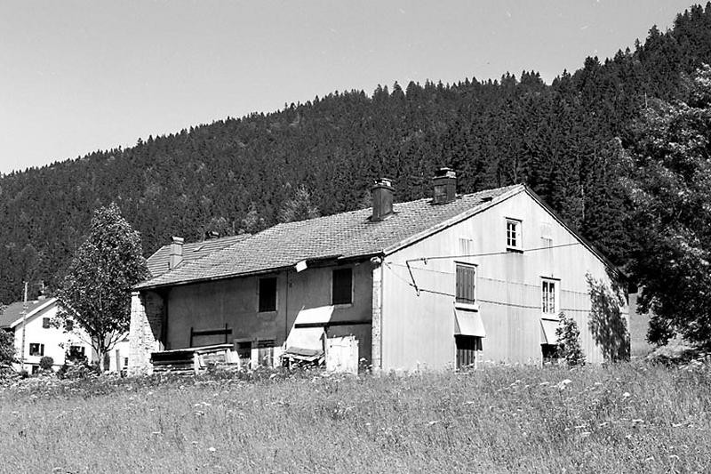 Façade antérieure et face droite.