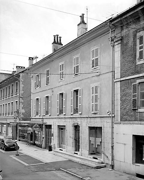 Façade antérieure, de trois quarts droite.