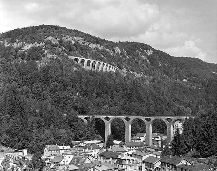 Le bas de la ville, le viaduc et la vallée de l'Evalude.