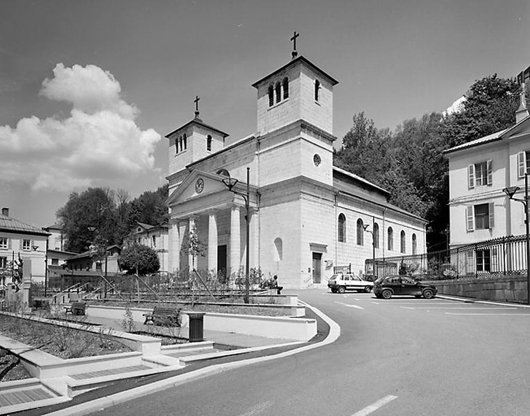 Vue d'ensemble rapprochée, côté est : église.