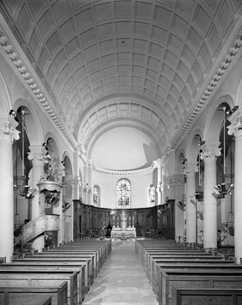 Le choeur et la nef, depuis l'entrée.