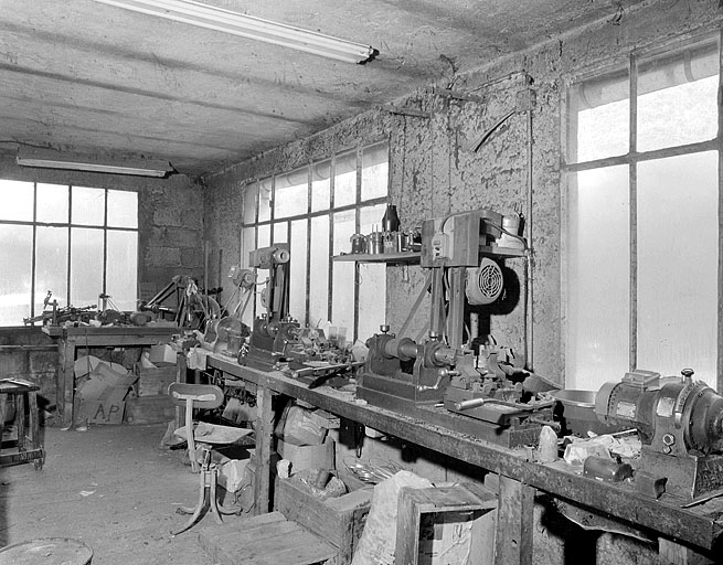 Intérieur de l'atelier de montage et de finition des pipes.