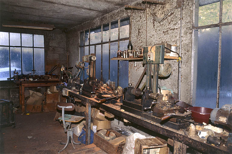 Intérieur de l'atelier de montage et de finition des pipes.