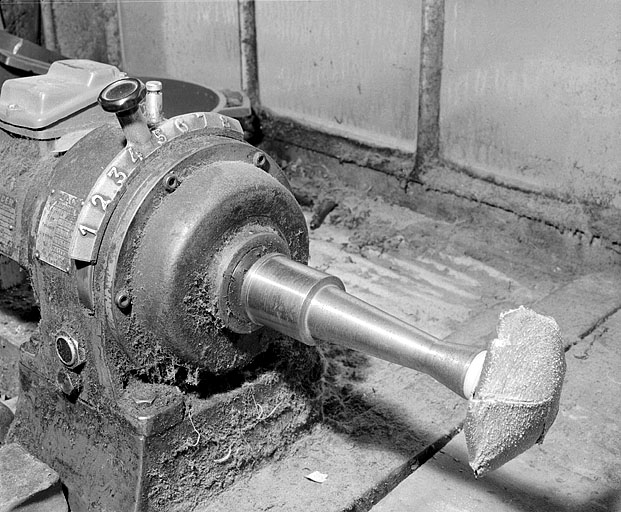 Vue rapprochée : variateur et disque de polissage.
