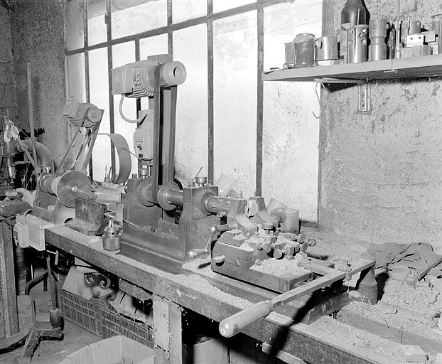 1ère machine à percer dite machine à floquer