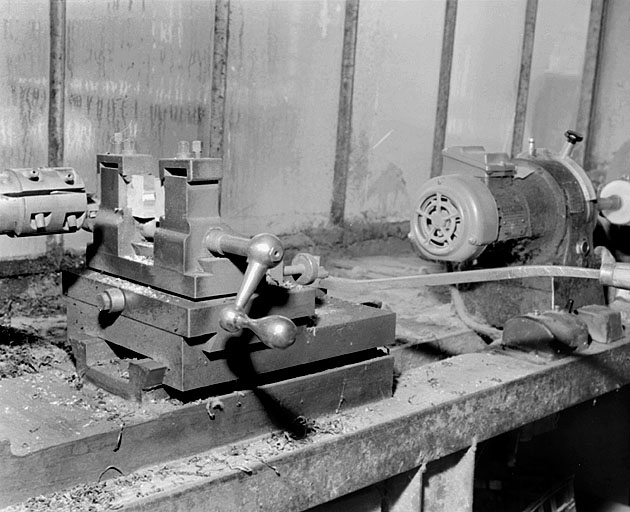 Mandrin porte-outils et chariot mobile.