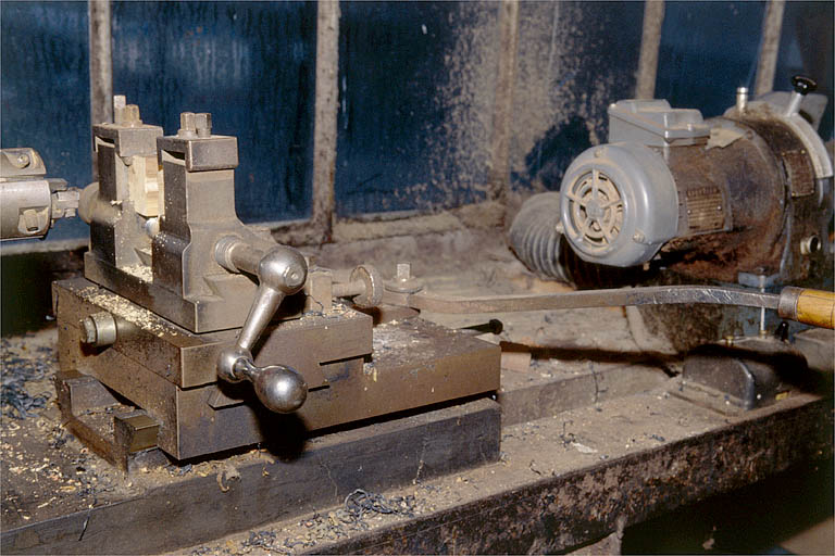 Mandrin porte-outils et chariot mobile.