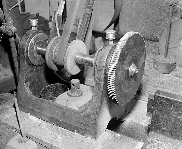 Vue d'ensemble de la machine équipée d'une fraise, de trois quarts.