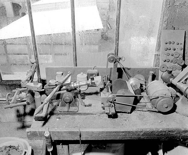 Machine à usiner par copiage (machine à sculpter les têtes de pipes)
