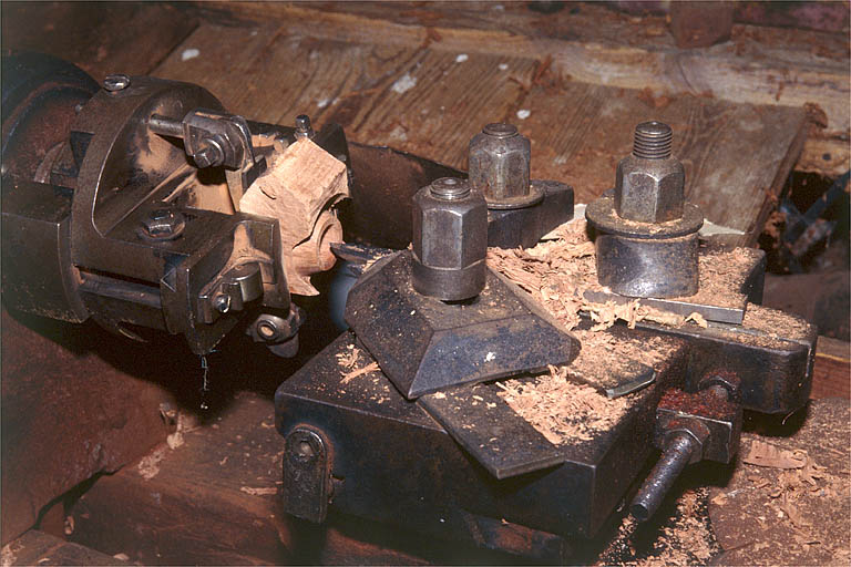 Mandrin gueule de loup et chariot porte-outils, vus de trois quarts.