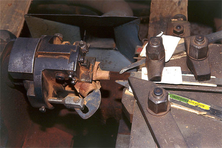Vue rapprochée du mandrin gueule de loup et des outils.