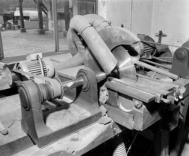 2 machines à découper par scie (scies circulaires)