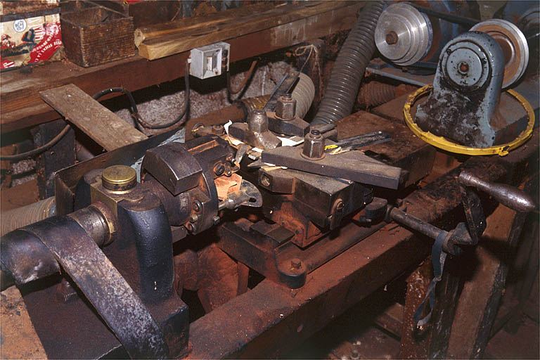 Mandrin gueule de loup et chariot porte-outils.