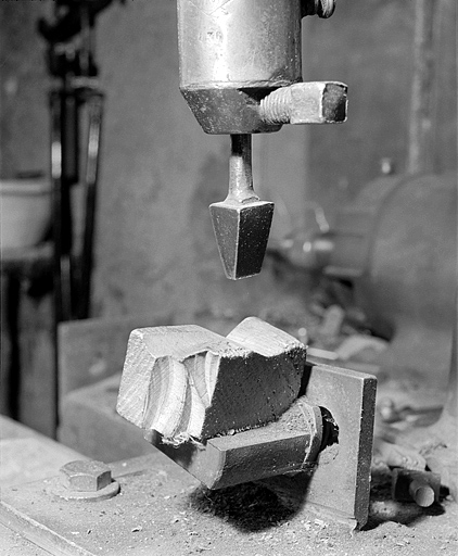 Détail du poinçon et du support de pipe.