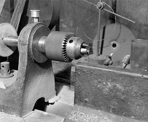 Détail de la machine équipée d'un mandrin de perceuse.