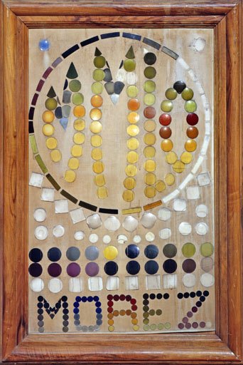 Tableau d'exposition réalisé avec des verres de lunettes pour la Manufacture mécanique de Lunetterie et d'Optique, à Morez.