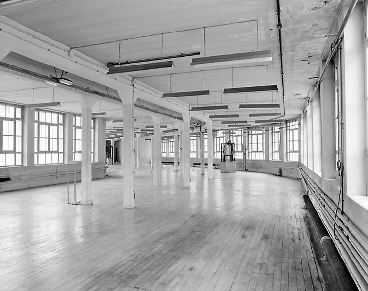 Usine de la Manufacture mécanique de Lunetterie et d'Optique : intérieur des ateliers de fabrication (1928-1929).