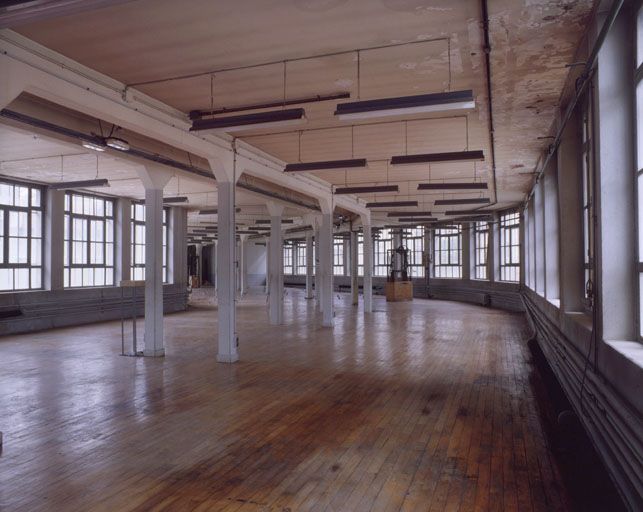 Ateliers de fabrication (1928-1929) : vue d'ensemble de l'étage, depuis le fond.