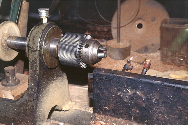 Détail de la machine équipée d'un mandrin de perceuse.