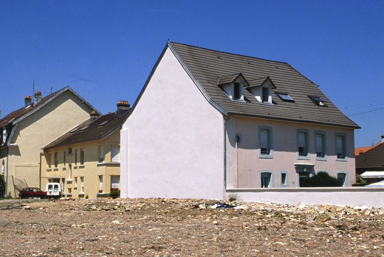 Vue d'ensemble des bâtiments subsistants depuis le sud.
