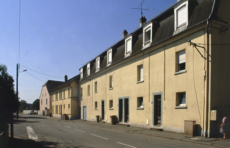 Façades sur rue des logements et bureaux.