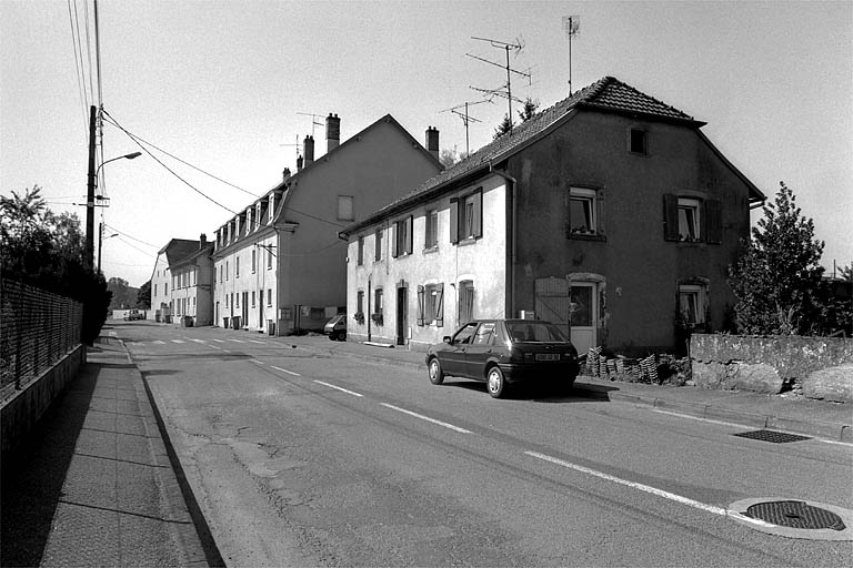 Logements et bureaux depuis la rue d'Andelnans.