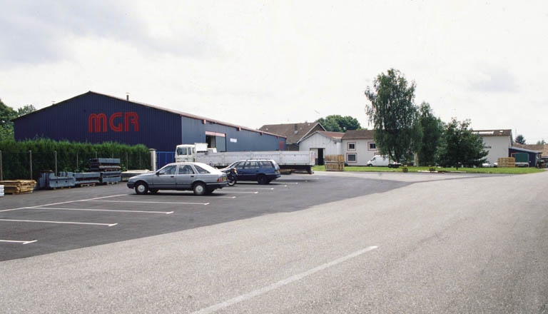 Ateliers de fabrication depuis la cour.