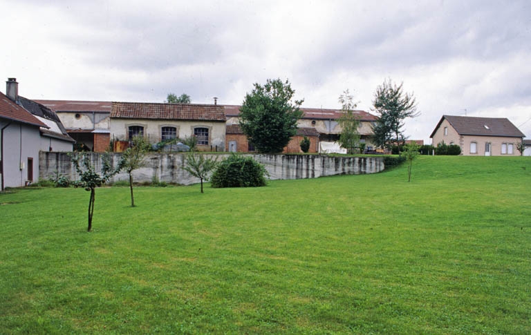Ateliers de fabrication et conciergerie depuis l'est.