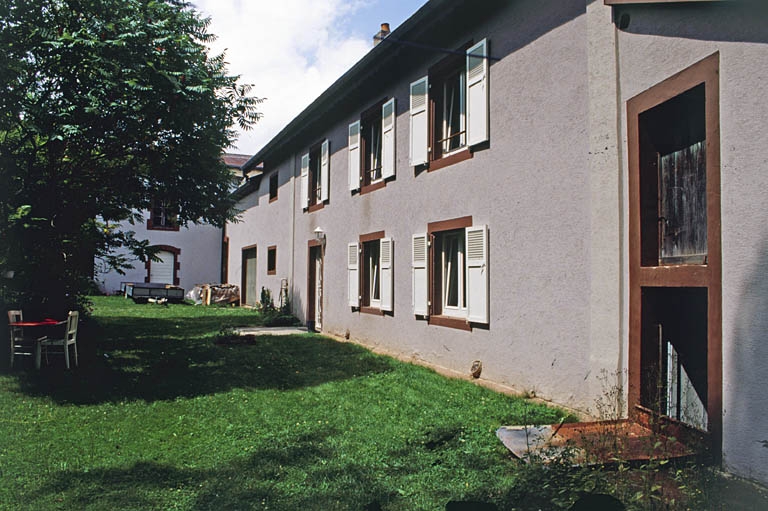 Bâtiment d'eau et atelier de fabrication (au fond) et logement.