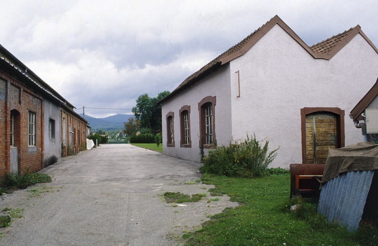 Façade de l'atelier de fabrication (à gauche) et atelier de réparation (à droite).