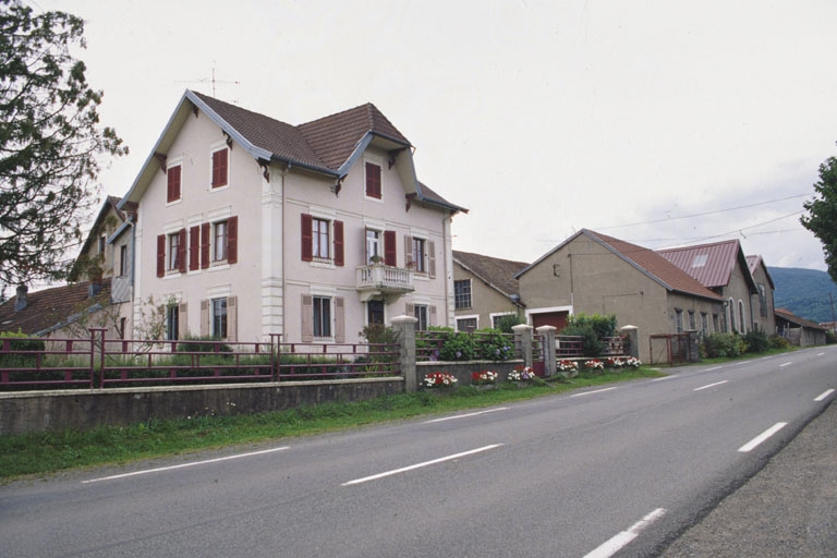 Vue d'ensemble depuis l'est. Logement patronal au premier plan.