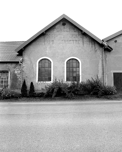 Mur-pignon d'un atelier de fabrication.
