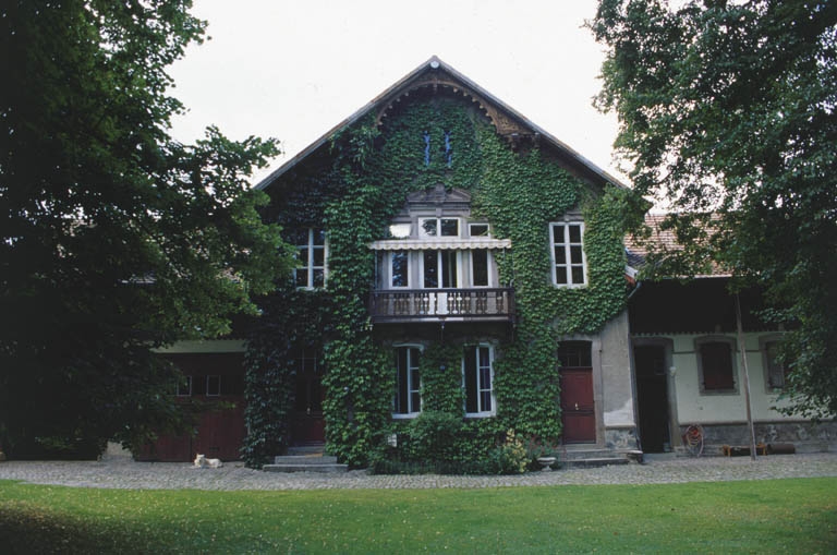 Mur-pignon du logement de la ferme.