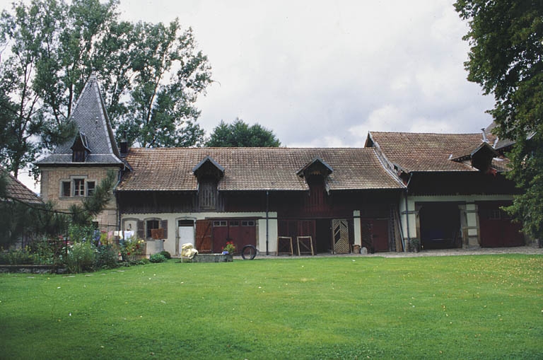 Logement, chenil, bûcher et remise de la ferme.