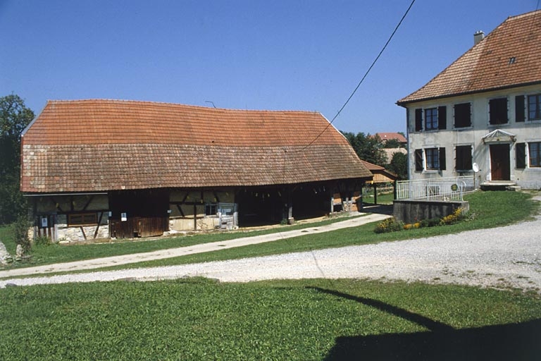 Remise, grange et écurie depuis le sud.