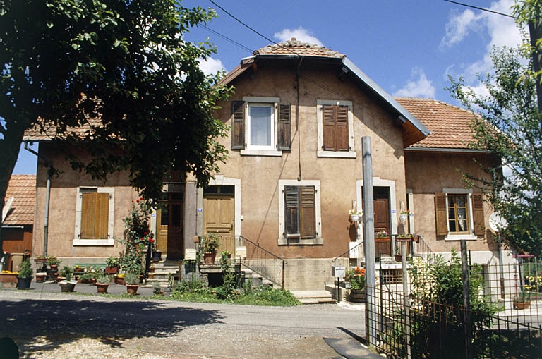 Façade d'une maison ouvrière à 4 logements.