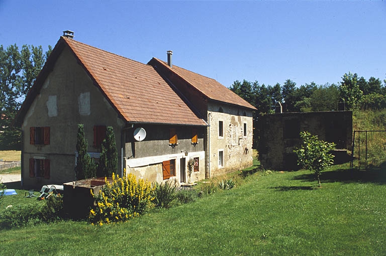 Vue de trois quarts arrière.De gauche à droite : logement, moulin et chambre d'eau.