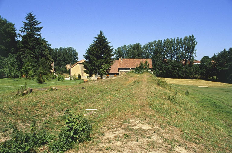 Le canal d'amenée du moulin (comblé).