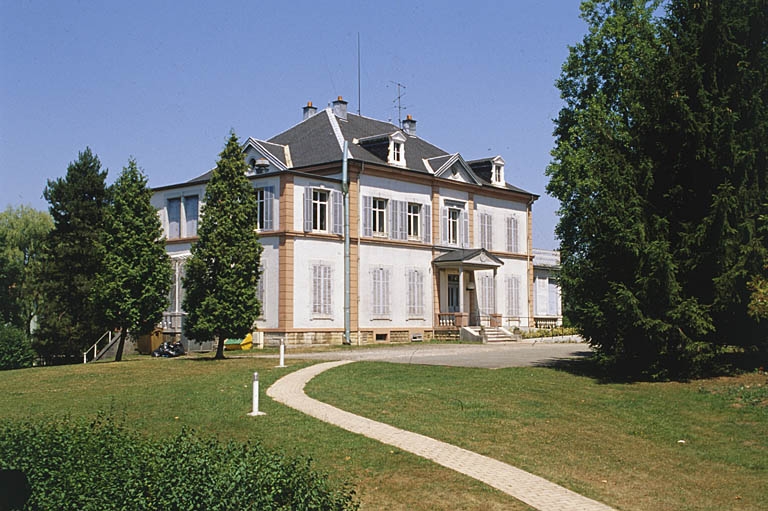 Vue de trois quarts arrière du logement patronal.